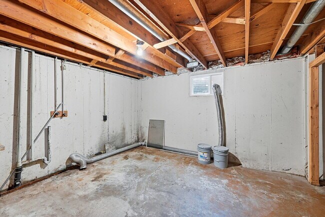 Building Photo - $2,240.95 with $300 Off the First Month's Rent, 5 Beds - 2 Bath, Triplex in Littleton with Shared...