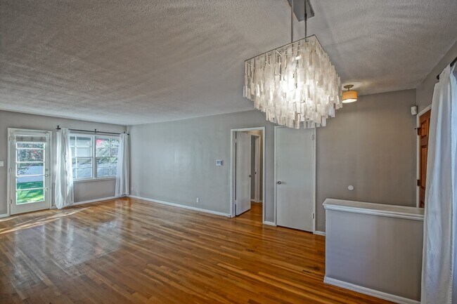 Building Photo - CHARMING, BRIGHT & AIRY HOLLYGLEN HOME W/ BEAUTIFULLY LANDSCAPED FRONT & REAR YARDS W/ PATIO BLOC...