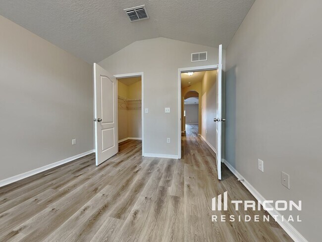 Building Photo - 31422 Shaker Cir