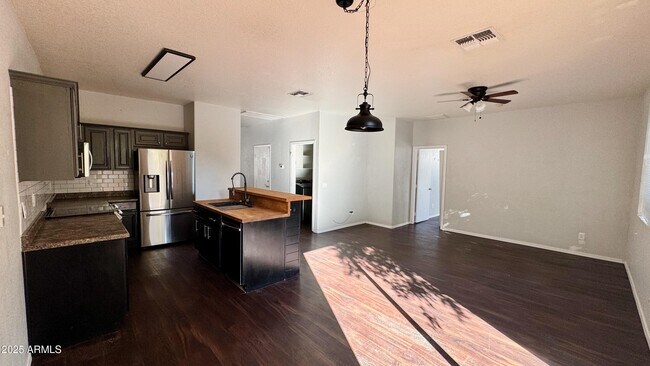 Building Photo - 1221 E Chambers St