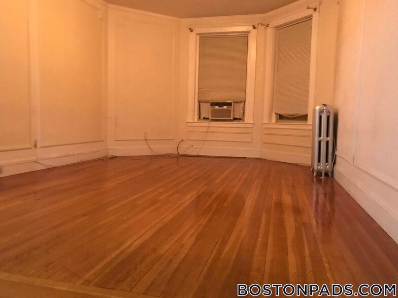 Building Photo - 94 Maple St