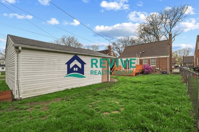 Building Photo - 9725 Fox Ave