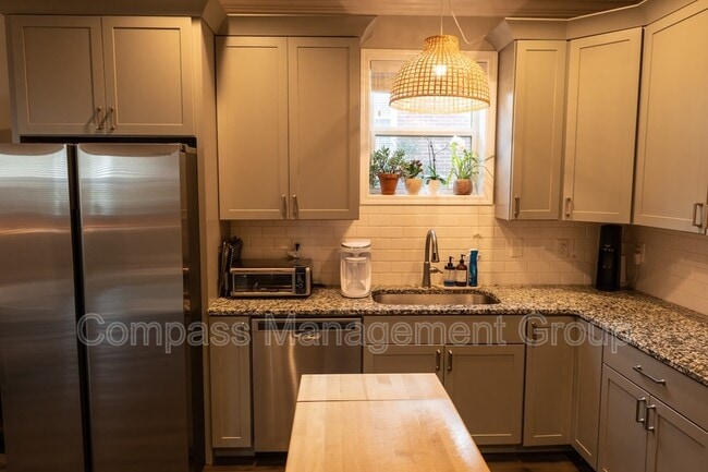 Building Photo - 933 E Churchwell Ave