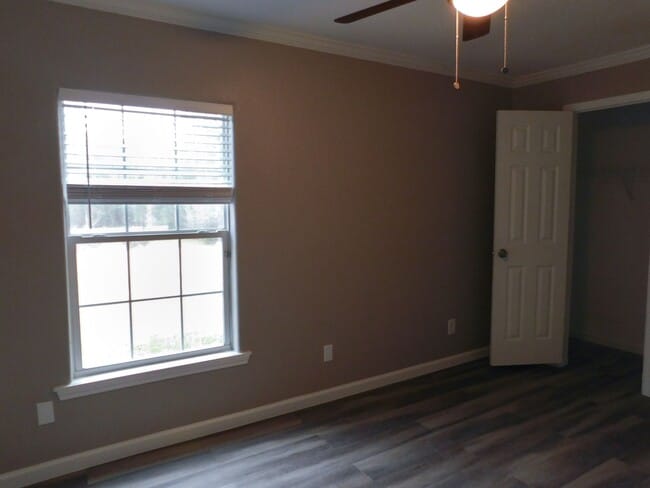 Building Photo - 107 Varsity Dr
