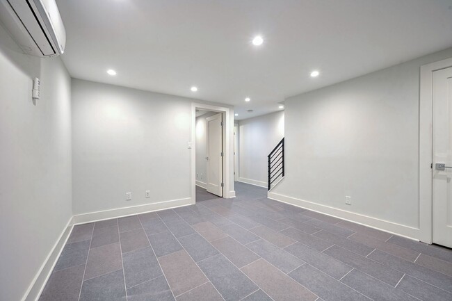 Building Photo - Available Now! Recently Renovated 4 Bed 3....