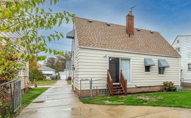 Building Photo - Beautiful spacious cape code move in ready!