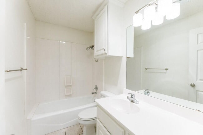 Building Photo - 10104 Englewood Ave