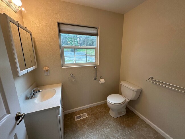 Building Photo - Country Home in Great Penn Valley Location...