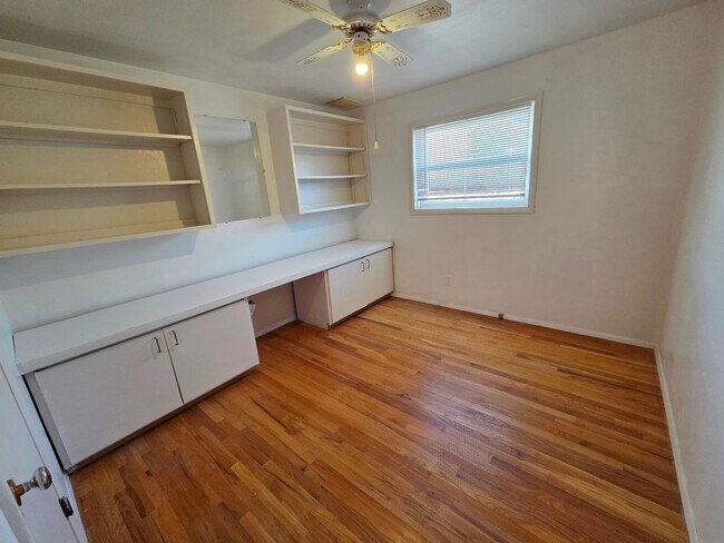 Building Photo - Spacious 3/4 bedroom, 2 bath home beautifu...