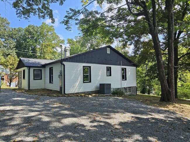 Building Photo - 6005 Medlin Heights Rd