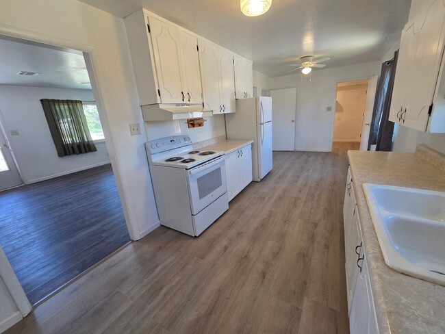 Building Photo - 3 or 4 Bedroom Home For Rent with New Refrigerated Air