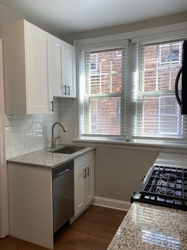 Building Photo - East Rogers Park One Bedroom **ONE MONTH FREE*