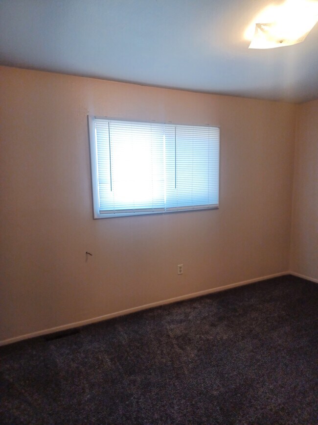 Building Photo - 2204 Thomas Ave