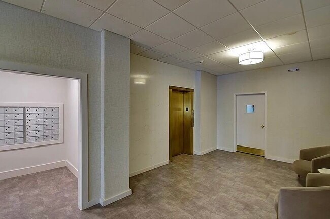 Mail Room - 893 Farmington Ave