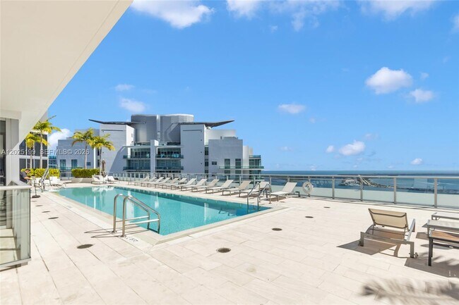 Building Photo - 1300 Brickell Bay Dr