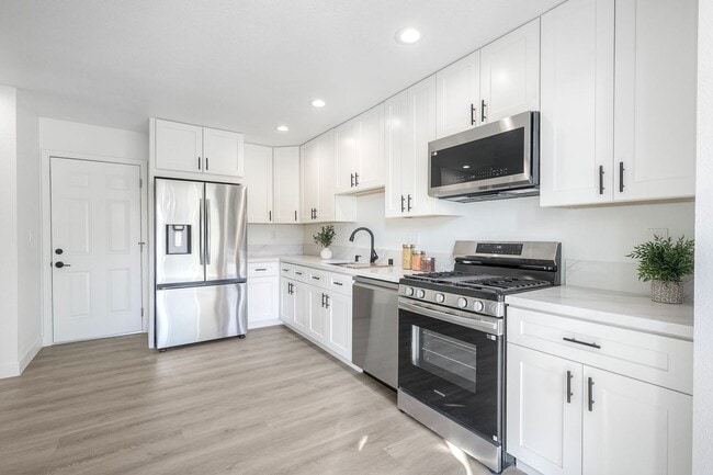 Building Photo - Beautifully remodeled single-story home in the heart of Solana Beach!