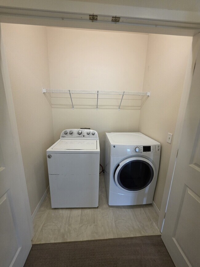 Building Photo - 2 Bedroom | 1 Bathroom 3rd Floor Apartment Available RIGHT NOW!