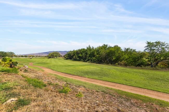 Building Photo - Bright 4-Bedroom Pet-Friendly Golf-Course ...