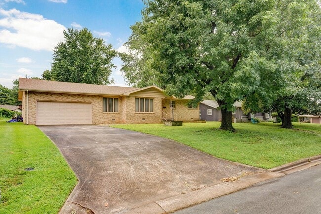 Primary Photo - Beautiful All Brick home located next to Glendale High School and Wilder Elementary! Don't miss t...