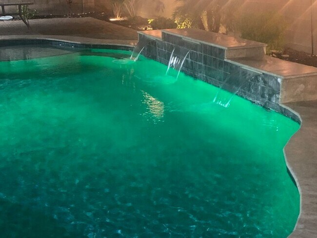 Building Photo - Gorgeous 5 Bed 3.5 Bath 3 Car garage home with private pool + SOLAR in gated community in Peoria