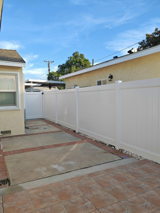 Building Photo - 11762 Brookshire Ave