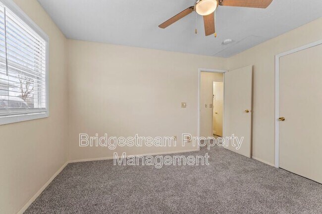 Building Photo - 230 Pat Ln