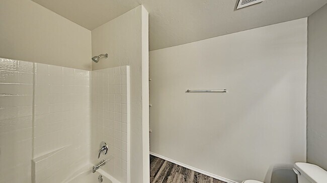 Building Photo - Very Nice 3 Bedroom 2 Bath Home in Yukon S...