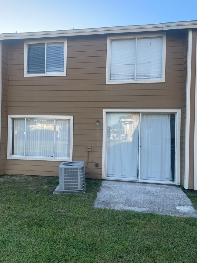 Building Photo - 2929 Fan Palm Dr
