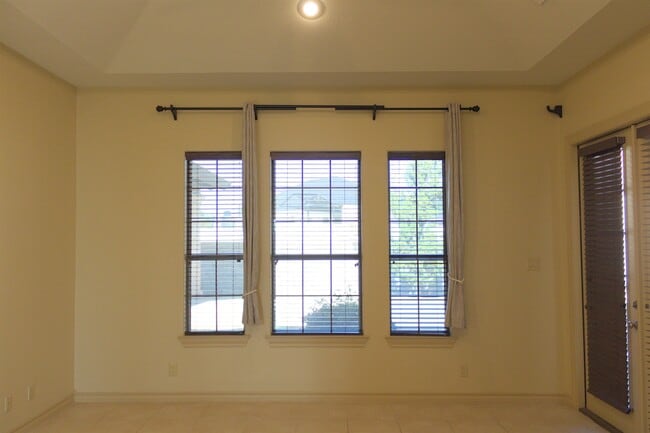 Building Photo - 10614 Kirby Dr