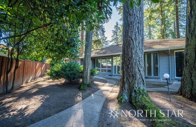 Building Photo - Charming One Level Home In The Four Season...