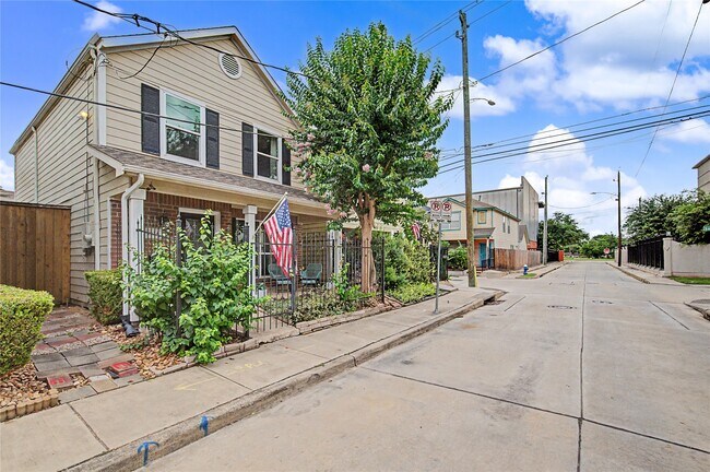 Building Photo - 1104 Buckner St