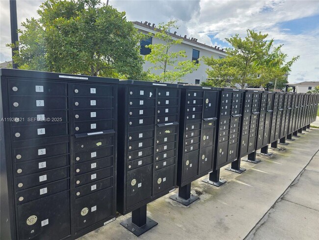 Building Photo - 261 NE 16th St