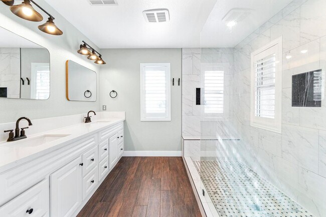 Building Photo - Stunning 4 bedroom, 3 bath home located in...