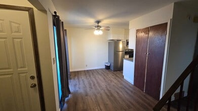 Building Photo - Spacious Townhome!