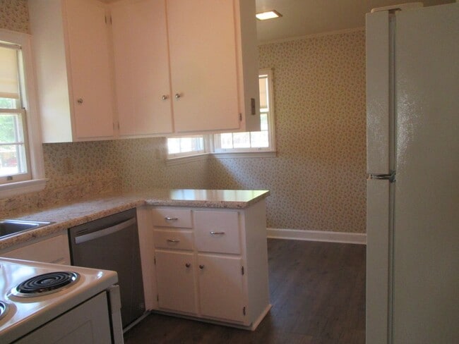 Building Photo - 3 Bed, 1.5 Bath Home
