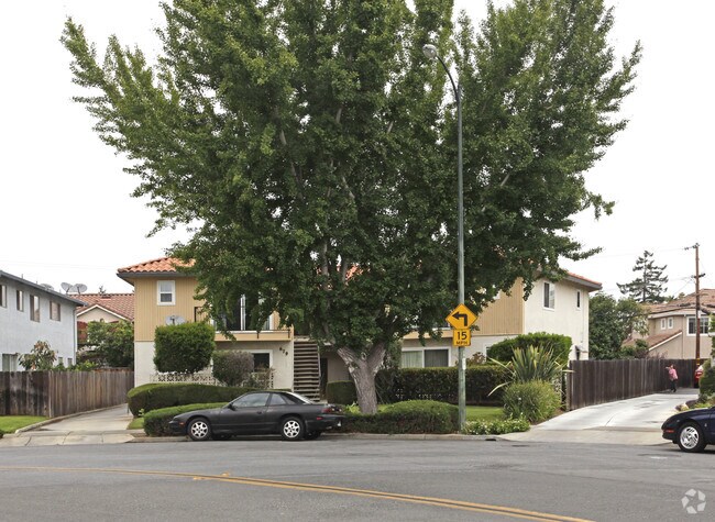 Building Photo - 679 Grand Coulee Ave