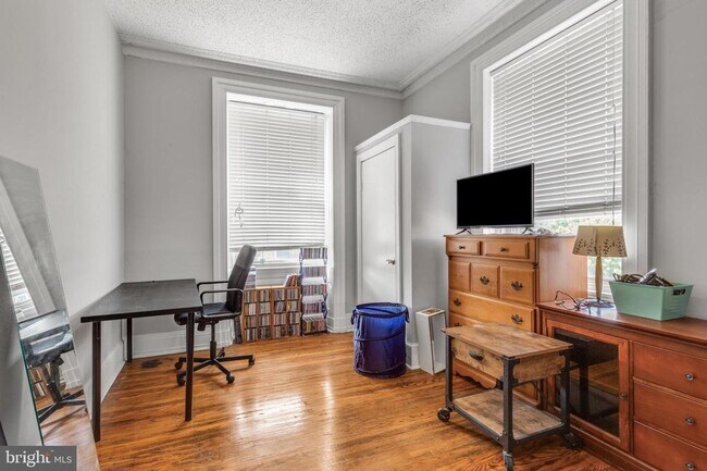 Building Photo - 3017 W Girard Ave