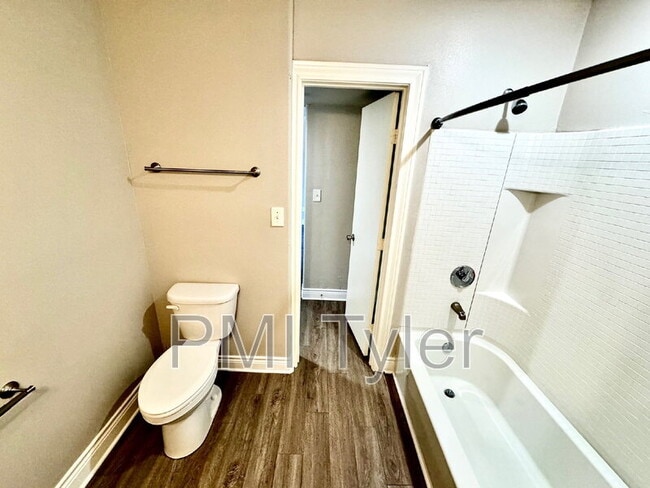 Building Photo - 1800 W Oakwood St