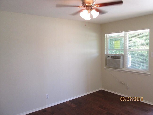 Building Photo - 2206 W Hickory St