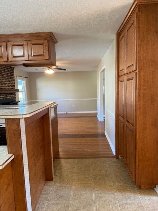 Building Photo - 3 Bedroom/2 Bathroom - Close to SJAFB, Shopping, Restaurants!