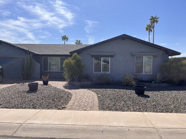 Primary Photo - 2701 W Summit Pl