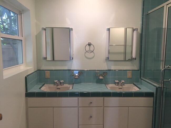 Double vanity - 4401 Radford Ave