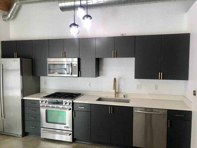 Building Photo - 527 Molino St
