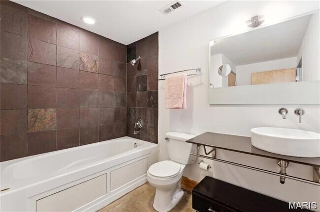 Building Photo - 2201 Locust St