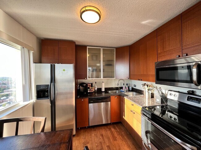 Building Photo - 1212N N La Salle Dr