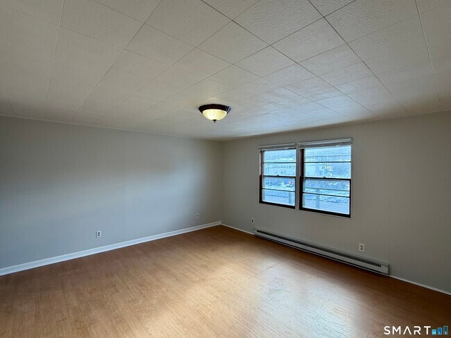 Building Photo - 835 New Harwinton Rd