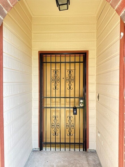 Building Photo - 15919 Hiram Clarke Rd