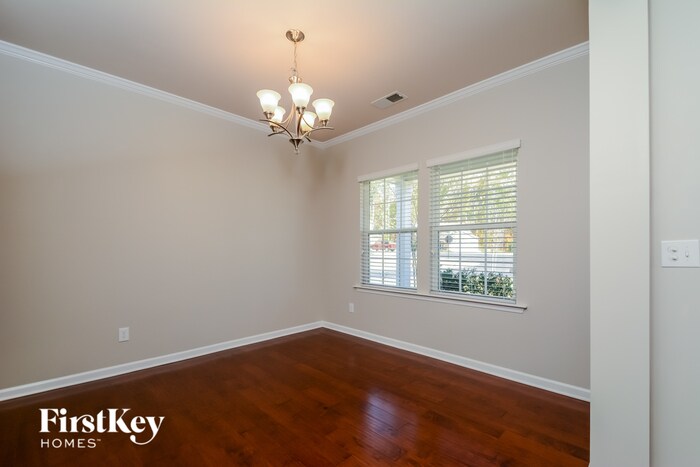 Building Photo - 327 Thornbury St