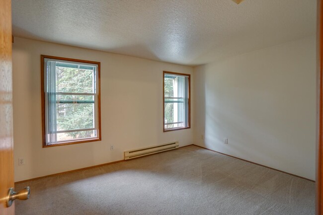 Building Photo - December Rent Free! Fanno Creek Condo - Lo...