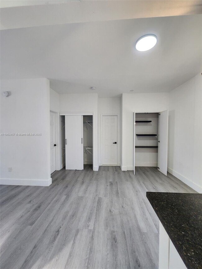 Building Photo - 2101 Normandy Dr